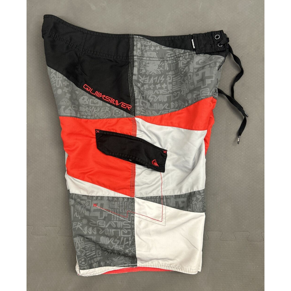 Quicksilver Surf Board Shorts Swim Trunks Size Waist 31 Men’s Black Red Grey FS - Picture 4 of 10